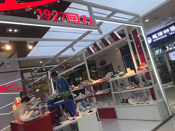 哈尔滨服装展柜定做木质展示柜